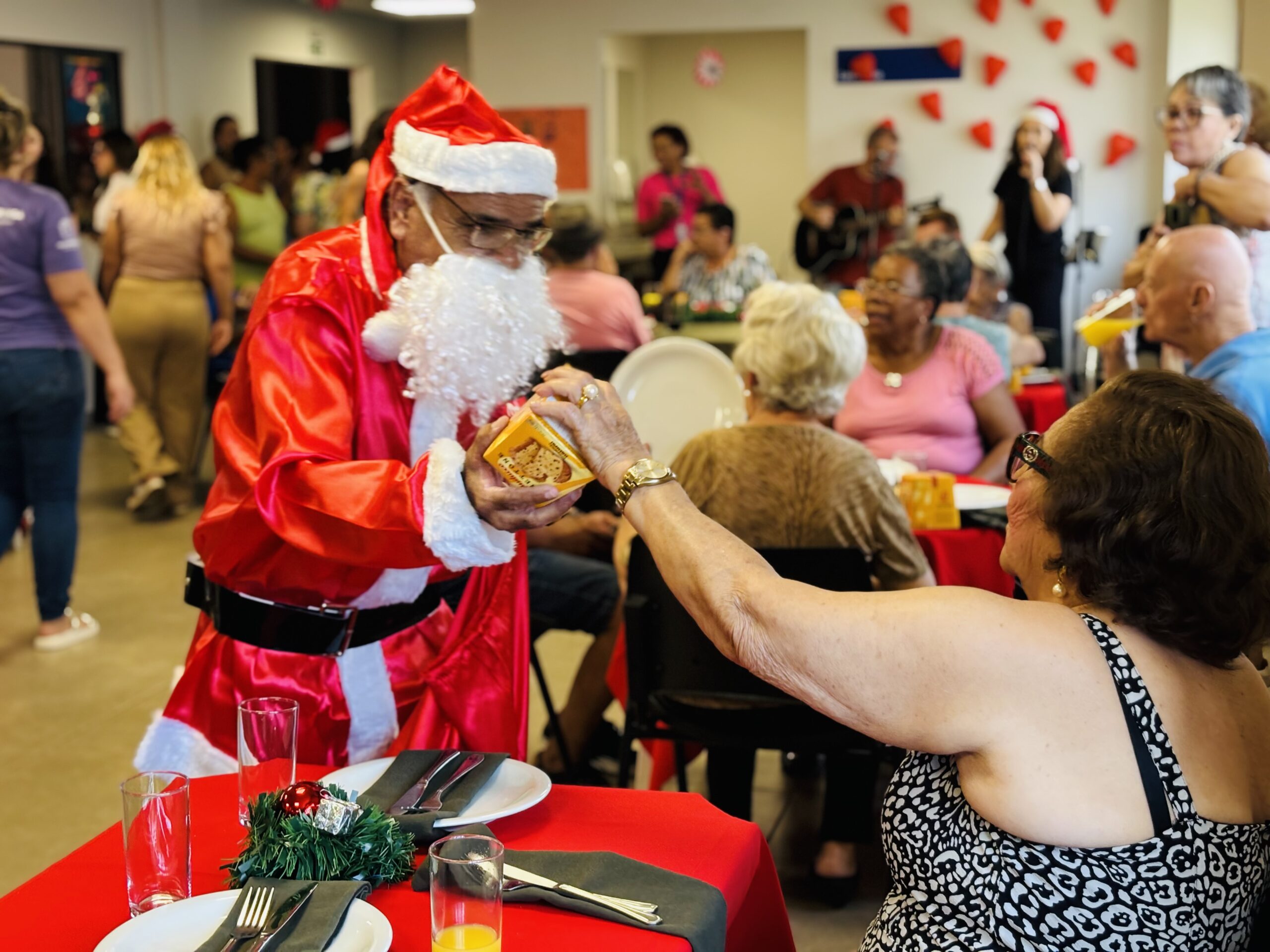 Condomínio do Idoso tem almoço especial de fim de ano