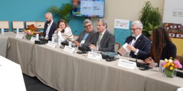 Silvio Barros (ao centro) fala durante encontro (Crédito: FNP)