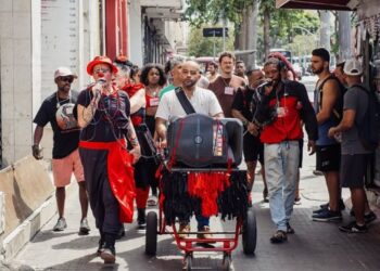 Dr. Flavio Falcone é conhecido como Dr. Palhaço na cracolândia.