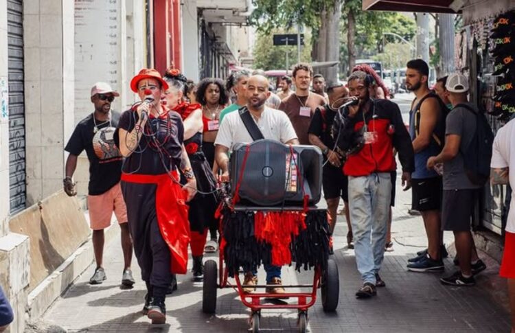 Dr. Flavio Falcone é conhecido como Dr. Palhaço na cracolândia.