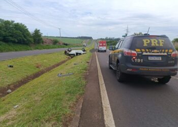 Motorista é ejetado de carro que capotou na BR-376 e morre na hora