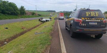 Motorista é ejetado de carro que capotou na BR-376 e morre na hora