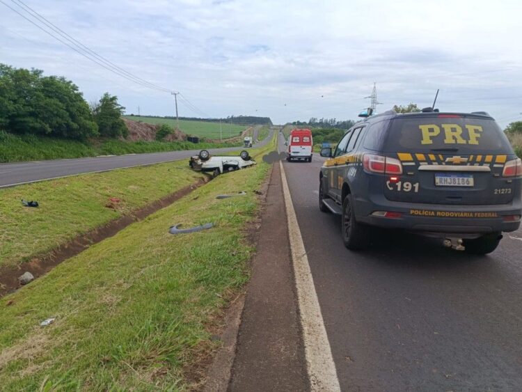 Motorista é ejetado de carro que capotou na BR-376 e morre na hora