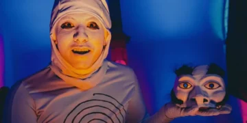 “Ubu Shogun ou Por que os Tronos São Manchados de Sangue” é peça de máscaras que mistura humor, sátira e drama (Crédito: Alvaro Sasaki)