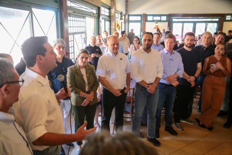 Ratinho é homenageado pela SRM por liberar R$ 25 milhões para revitalização do Pavilhão Azul