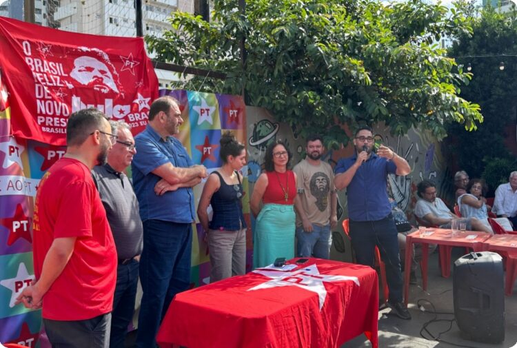 Jornalista Victor Simião se filia ao PT de Maringá