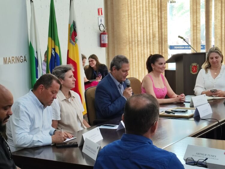 Encontro ocorreu na sala de reuniões da Prefeitura de Maringá (Crédito: Cristiano Martinez)