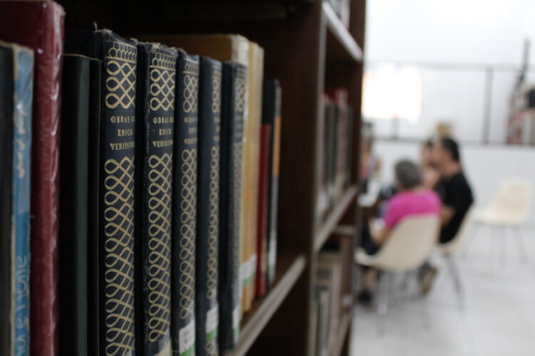 Encontros do Clube de Leitura Maringá ocorrem na Biblioteca Centro (Crédito: Arquivo/Cristiano Martinez)