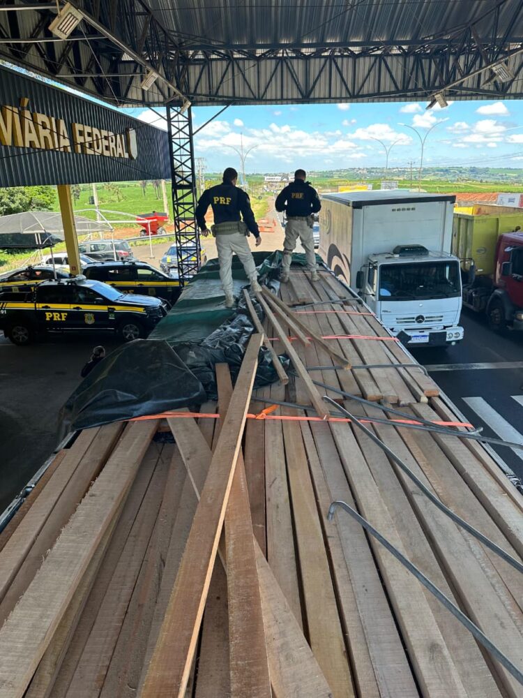 Cigarros contrabandeados estavam escondidos sob uma carga de madeira (Crédito: PRF)