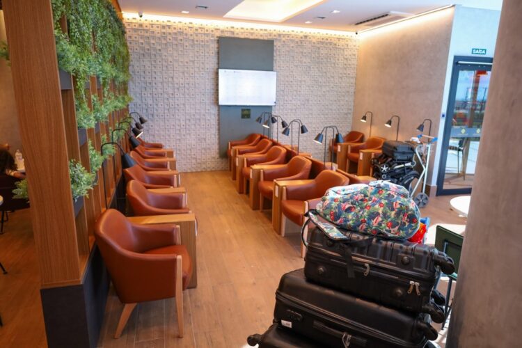 A Sala VIP da Advantage VIP Lounge segue o mesmo padrão de outras unidades da empresa
