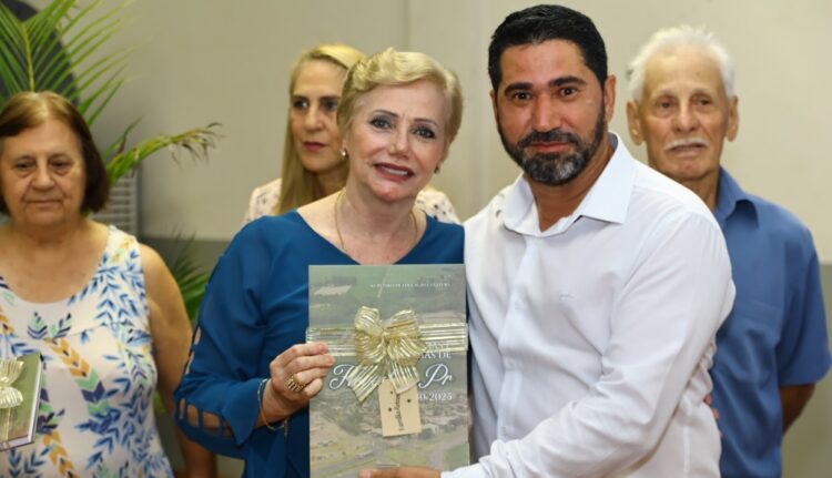 livro conta memórias e fatos da história de Floresta