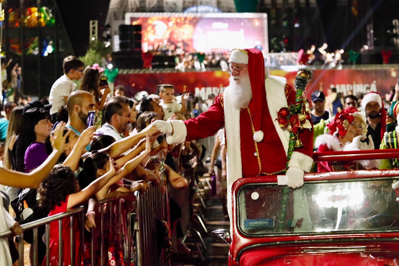 Papai Noel chega e inicia a Maringá Encantada 2025