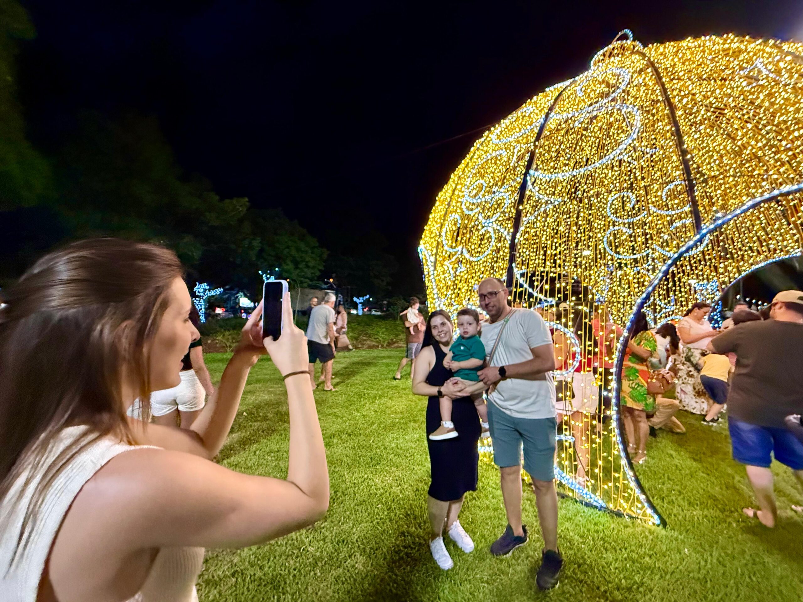 Papai Noel chega e abre a Maringá Encantada 2025