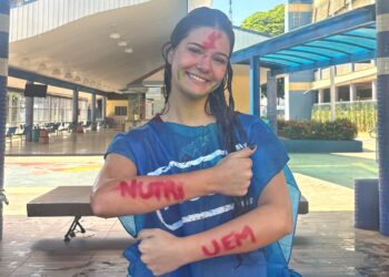 Caloura Laura Graton Mikcha comemorou a aprovação no novo curso e agradeceu o apoio da família (Crédito: ASC/UEM)