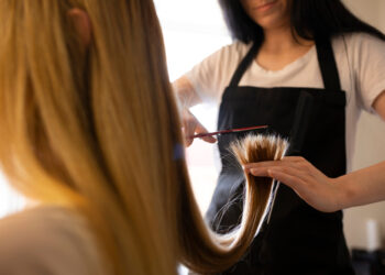 Entre os setores pesquisados, destaque para serviços, que gerou sozinho 1.612 empregos formais ao longo do ano passado (Crédito: Ilustrativa/Freepik)