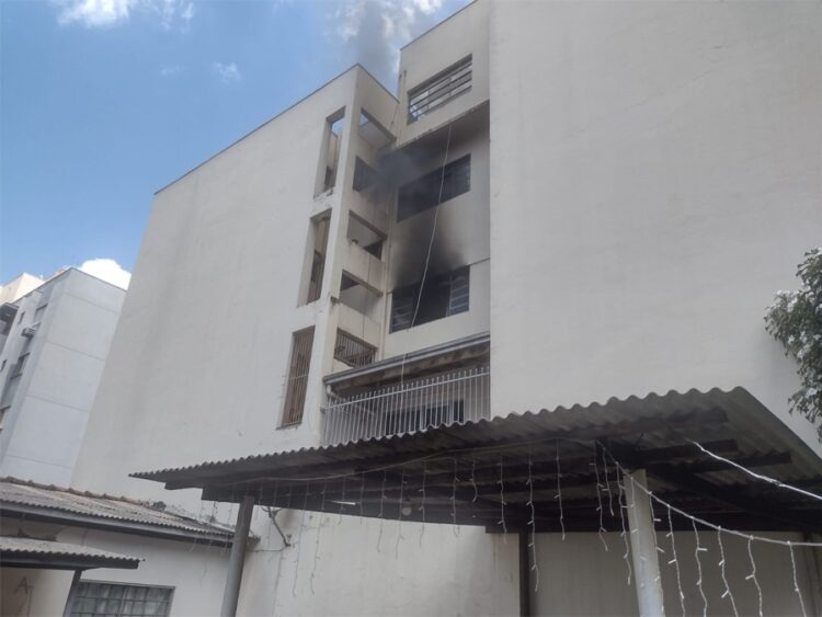 Incêndio em edifício da Zona 7 assusta moradores