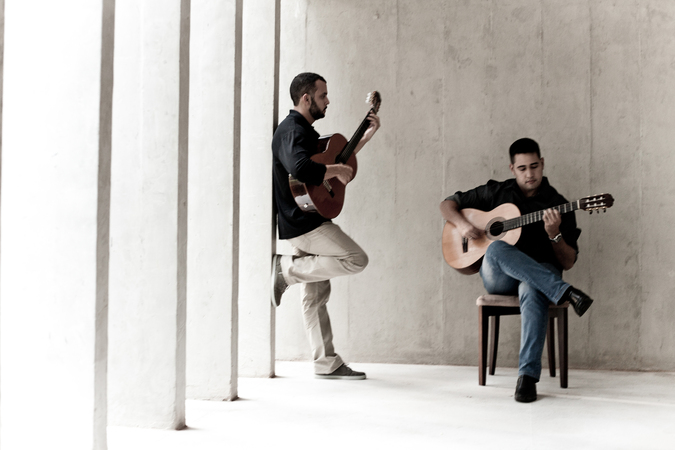 Espetáculo "Baião de Corda", com o Duo Dois Violões, formado por João Ferreira e Vinícius Vianna, de Brasília (DF). Crédito: Divulgação