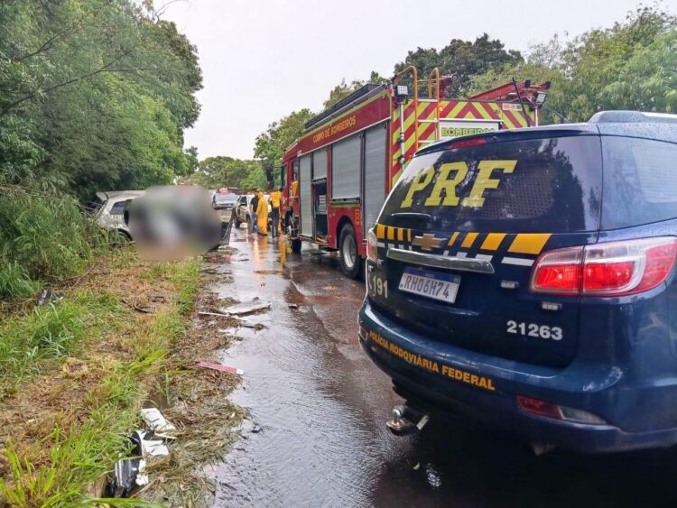 Colisão no trevo de Guairaçá resultou em morte (Crédito: PRF)