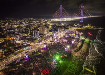 Drones de Alok formam imagem da Ponte de Guaratuba
