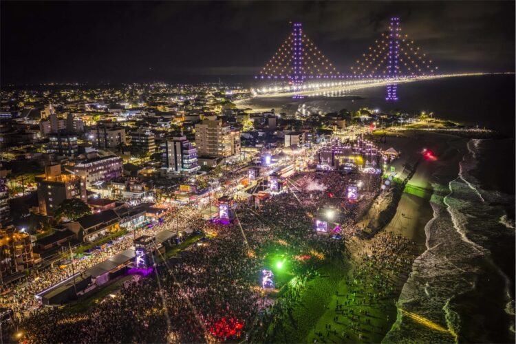 Drones de Alok formam imagem da Ponte de Guaratuba