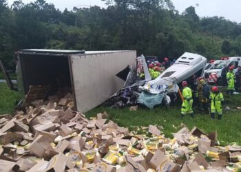 Três suspeitos são presos por provocarem acidente em que carreta tombou sobre van, matando 6 pessoas na BR-116
