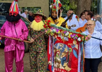 Bandeira de companhia de folia de reis encerra temporada neste domingo no Guaiapó