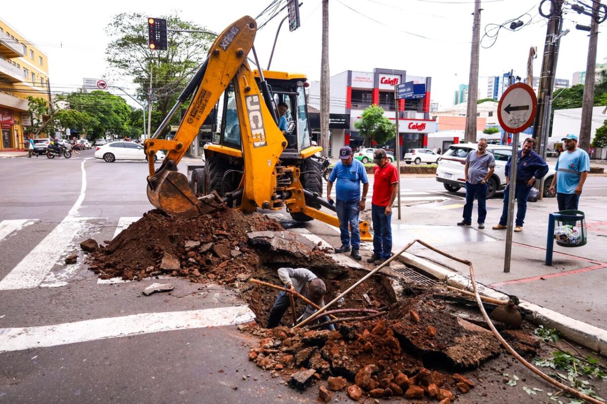 rompimento de galeria pluvial trava o trânsito na área central de Maringá