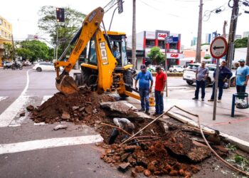 rompimento de galeria pluvial trava o trânsito na área central de Maringá