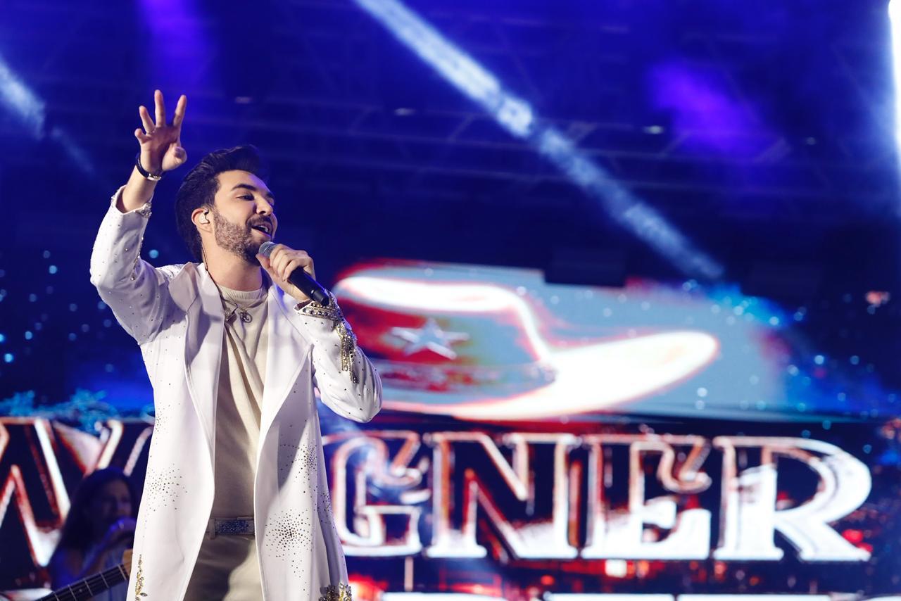 Wagner Barreto se apresentou no show que recebeu 2026 em Maringá