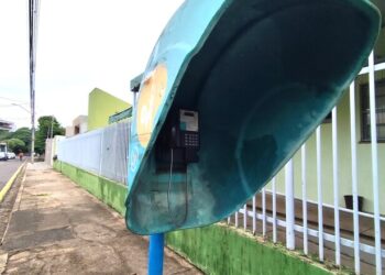 Orelhão localizado em calaçada de Maingá. Inativo (Crédito: Cristiano Martinez)