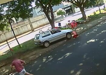 Imagens captadas por câmeras de segurança comprovam que o Fiat Uno invadiu o canteiro e causou o acidente    Foto: Reprodução