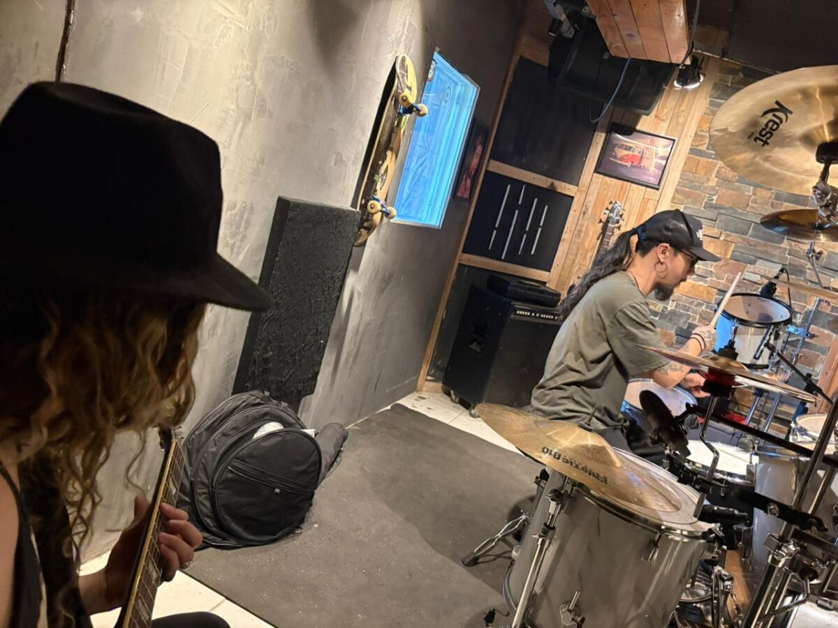 Legenda: Gravação da Música "The Bridge of Temptations" do compositor Jeff Rozas (guitarra), na bateria Chico Castro. Foto: Estúdio Drago