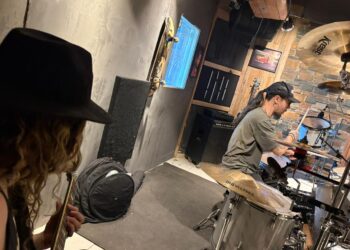 Legenda: Gravação da Música "The Bridge of Temptations" do compositor Jeff Rozas (guitarra), na bateria Chico Castro. Foto: Estúdio Drago