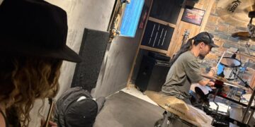 Legenda: Gravação da Música "The Bridge of Temptations" do compositor Jeff Rozas (guitarra), na bateria Chico Castro. Foto: Estúdio Drago