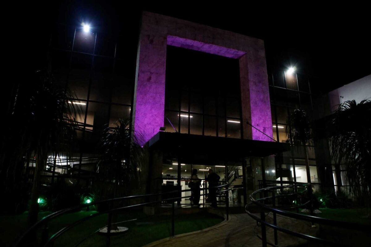Prédio da Câmara de Maringá fica lilás nesta quinta-feira
