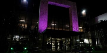 Prédio da Câmara de Maringá fica lilás nesta quinta-feira