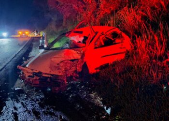 Com o impacto, o Gol rodopiou e saiu da pista e foi parar dentro de uma canaleta Foto: O Bem Dito / Foto?