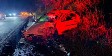 Com o impacto, o Gol rodopiou e saiu da pista e foi parar dentro de uma canaleta Foto: O Bem Dito / Foto?