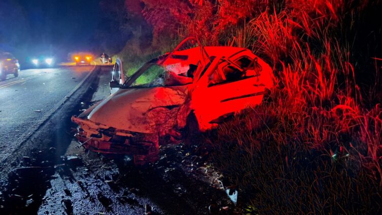 Com o impacto, o Gol rodopiou e saiu da pista e foi parar dentro de uma canaleta Foto: O Bem Dito / Foto?