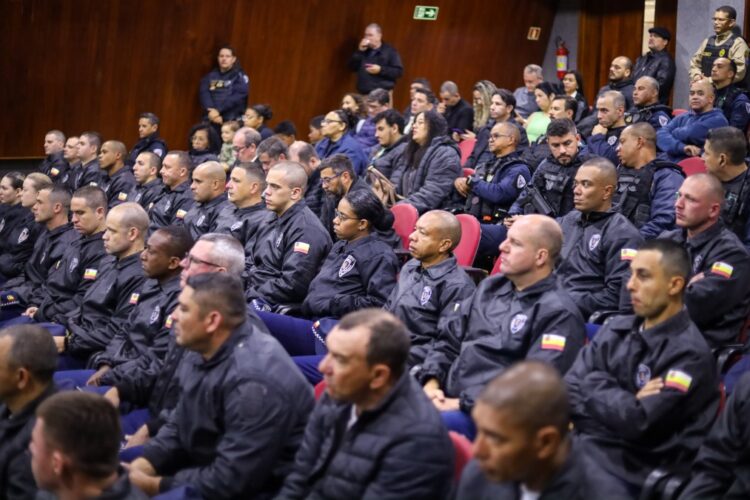Guarda Civil Municipal de Maringá diploma 40 novos agentes