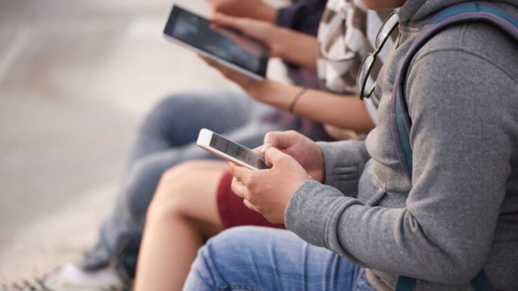 Portugal aprova restrições a acesso de jovens às redes sociais