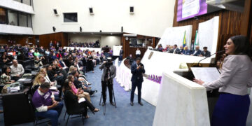 A solenidade, no Plenário da Assembleia Legislativa do Paraná, contou com a participação de representantes de entidades que representam pacientes de doenças raras  Foto: Orlando Kissner/Alep