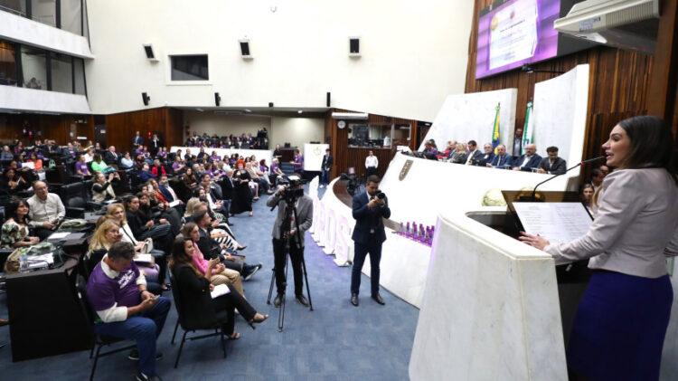 A solenidade, no Plenário da Assembleia Legislativa do Paraná, contou com a participação de representantes de entidades que representam pacientes de doenças raras Foto: Orlando Kissner/Alep