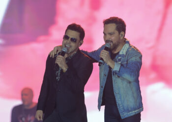 A dupla Zezé di Camargo e Luciano cantou seus maiores sucessos no Verão Maior Paraná
