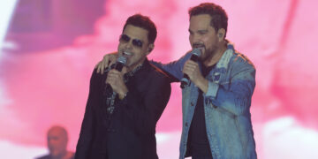 A dupla Zezé di Camargo e Luciano cantou seus maiores sucessos no Verão Maior Paraná