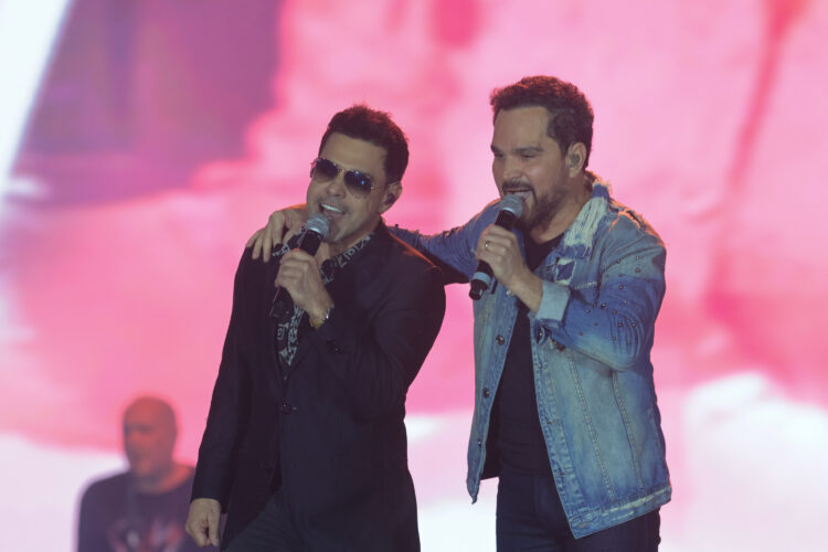 A dupla Zezé di Camargo e Luciano cantou seus maiores sucessos no Verão Maior Paraná
