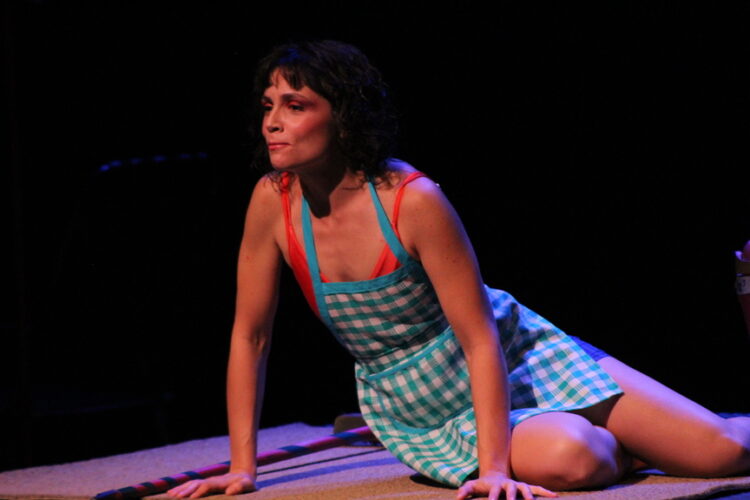 Carolina Damião em cena (Crédito: Cristiano Martinez)