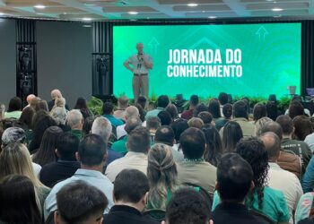 Jornada do Conhecimento, em Maringá, reúne profissionais da educação de mais de 80 cidades