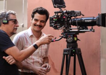 Diretor e o ator Wagner Moura, no set de "O Agente Secreto" (Crédito: Divulgação)