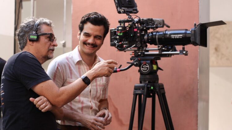 Diretor e o ator Wagner Moura, no set de "O Agente Secreto" (Crédito: Divulgação)